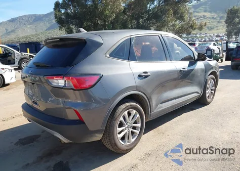 2021 Ford Escape S z USA, uszkodzony, nr VIN 1FMCU0F65MUA50173